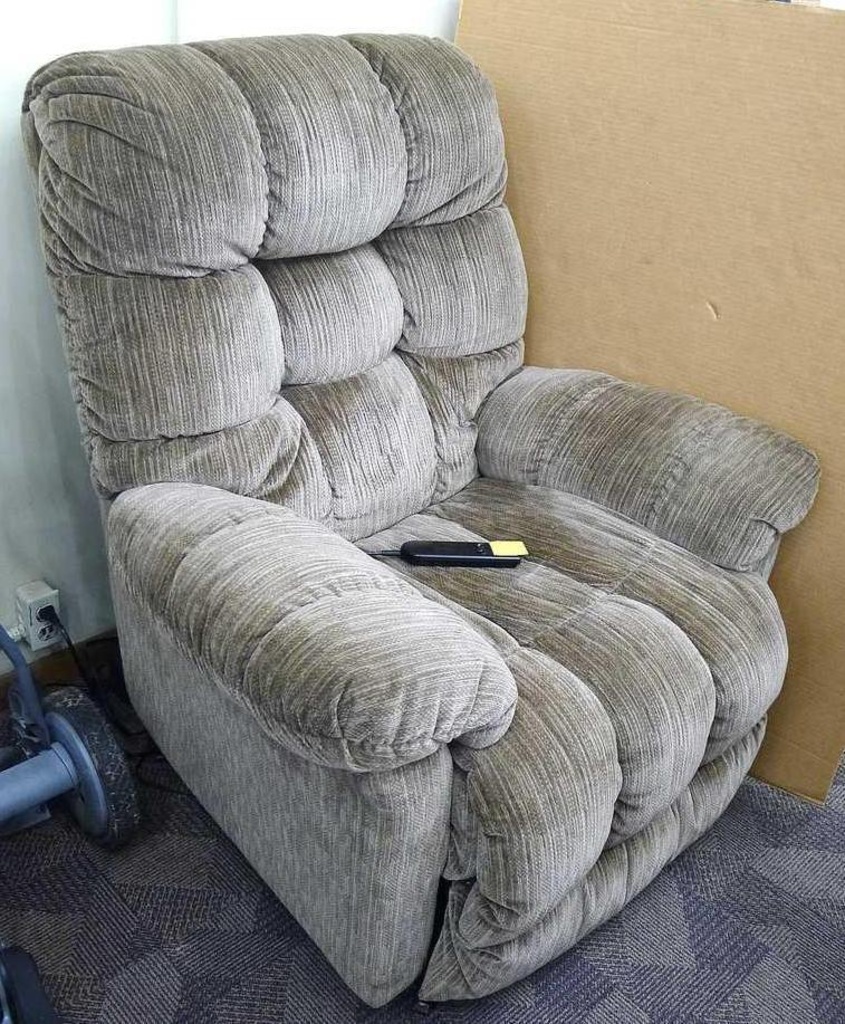 Best Chairs Inc Reclining Lift Chair Overall Fabric Is In Nice Shape With Just A Small Amount Of Estate Personal Property Personal Property Online Auctions Proxibid