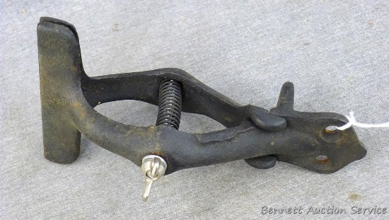 Bench mounted clamp vise with 3-1/2" jaws.