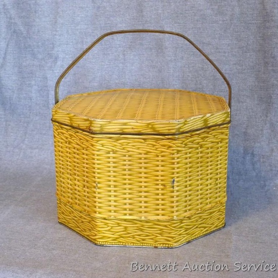 Loose-Wiles Biscuit Company tin basket is in good condition with light rust spots on bottom and a