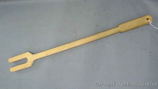 Wooden oven rack puller or pusher is 21-1/2" long.