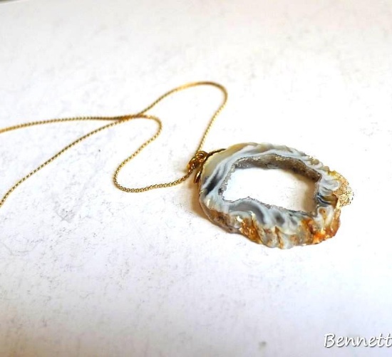 Pretty polished agate pendant on a fine gold toned chain measures 13" long overall. Pendant is