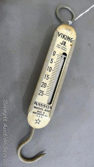 Hanson Model 890 Viking Jr. hanging scale was made in Northbrook ILL, USA. Measures 7-1/2" long.