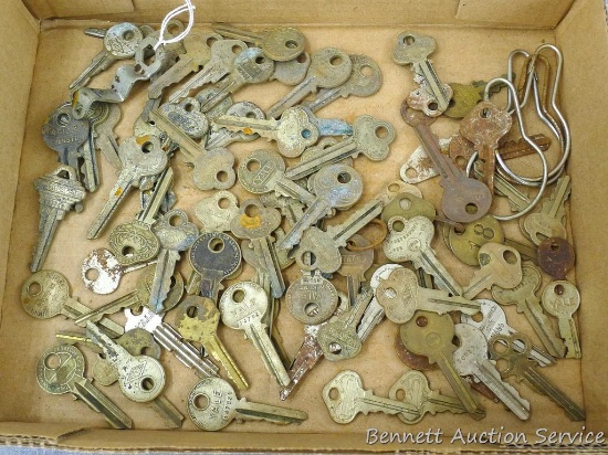 Nice assortment of vintage keys, longest is 2-1/4". Some names stamped on them are Yale, Basco,