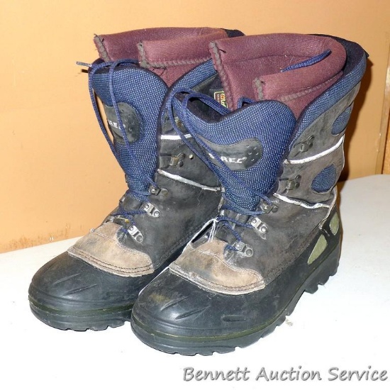 Men's Sorel winter boots with removable LaCrosse liners are in overall good used condition. Bottom