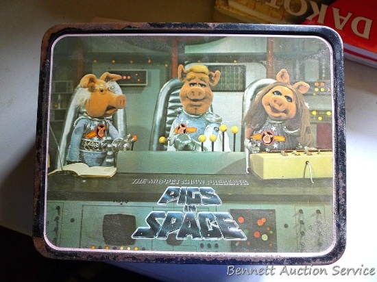 Muppets Pigs in Space metal lunchbox is in pretty good condition with some rust noted. Measures
