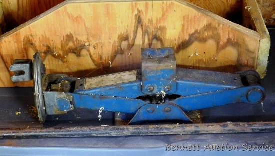Screw jack with handle includes wooden carrying case, 20" x 7" x 7" tall. Works!