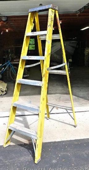 6' Type 1 industrial fiberglass step ladder in good condition. Nice and sturdy.