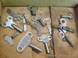 Collection of wind up keys, largest is 2