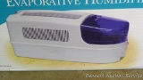2-1/2 gallon Lakewood evaporative humidifier. Comes with original box and appears in good condition.