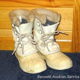 Ladies Sorel Manitou boots have removable liners. No size marking found, but Seller says they are