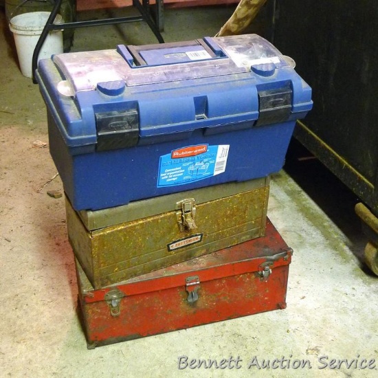 Rubbermaid tool box, smells really bad inside 20" x 10" x 10". Includes 2 metal tool boxes.