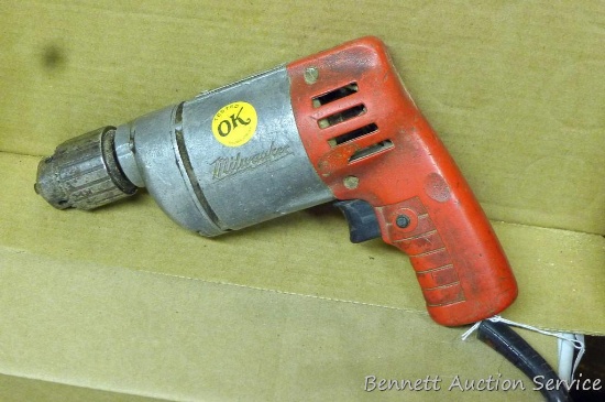 Milwaukee 3/8" drill. Missing chuck key. Cord is cracked. Works.