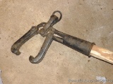 Seller states 1800 antique stump puller with cast iron jaws and it appears the handle has been