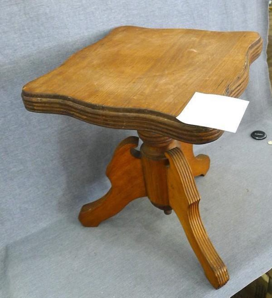 Lot Tonk New York Chicago Wooden Table With Screw Out