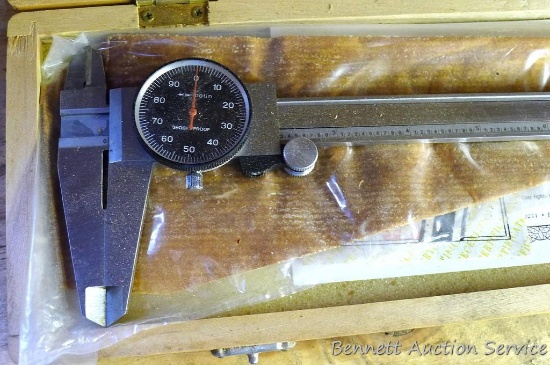 Cen-Tech digital inside & outside caliper in nice padded wooden case. Measures up to 8".