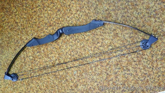 Jennings Sidekick II compound bow, 30" length. Bow looks to be in good condition, comes with case
