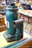 Eight ton hydraulic jack with handle.