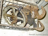 Heavy Duty cast iron Yale 2T block & tackle chain hoist. One wheel measure 12