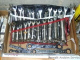 Set of standard combination wrenches; set of metric combination wrenches; 4 ratchet wrenches.