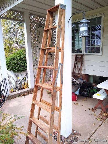 Keller 8' wooden step ladder is nice and tight. Missing paint tray.
