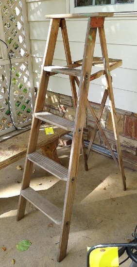 5' wooden step ladder is sturdy and in good condition