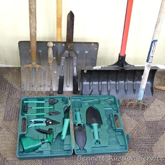 Snow shovels, garden rake, hedge trimmers, gardening kit, more. See pictures. Widest snow shovel is