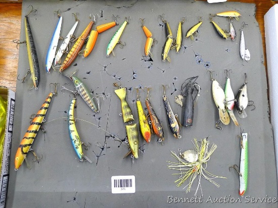 Collection of fishing lures include Suick, Rapala, Cisco Kid, more. Longest is about 7". Also
