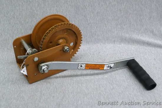 Dalton Lansing boat winch, 1400 pound capacity, gears appear nice and is approx. 8" x 5" w/o handle.