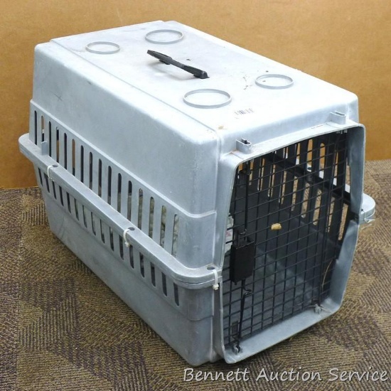Pet carrier/ kennel is about 26-1/2" x 18" x 17". Looks to be in good condition.