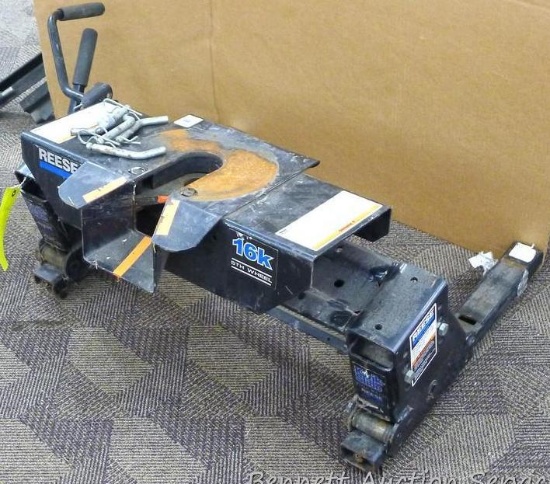 Reese 16K 5th wheel hitch, body measures about 32" x 15" x 16" tall.