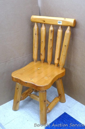 Nice log furniture chair look to be in good shape. Measures 20" x 19" x 37" and matches lots 594 and