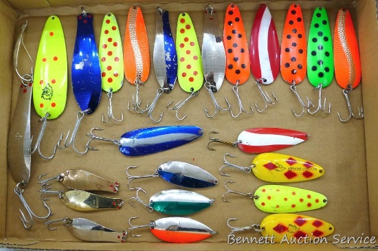 Assortment of spoon lures include Dare Devils, Big Doctor 285, Little Doctor 257, more. Largest is