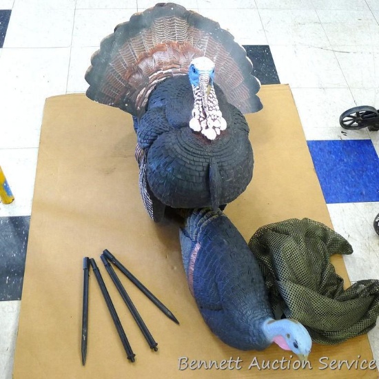 Dominant tom breeding turkey decoy with mesh carry bag. 2-1/2' long.