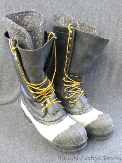 Whites Boots size 11 men's snow boots look to be in good condition and come with felt liners.