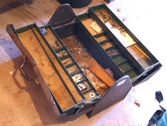 Kennedy 22" lockable tool box style number 1022. Inside is pretty nice, top took a hit, but could