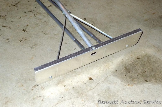 Aluminum roof rake with three 5' sections.