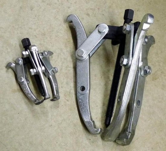 Three arm adjustable gear puller Pro Grade 18203 with 9" bolt; three arm adjustable gear puller with