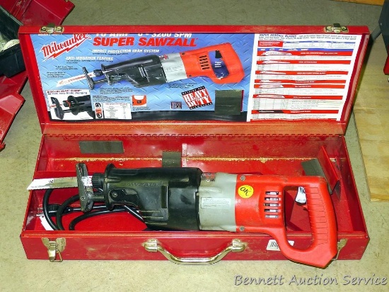 Milwaukee heavy duty 10 AMP Super Sawzall in metal storage case. Runs.