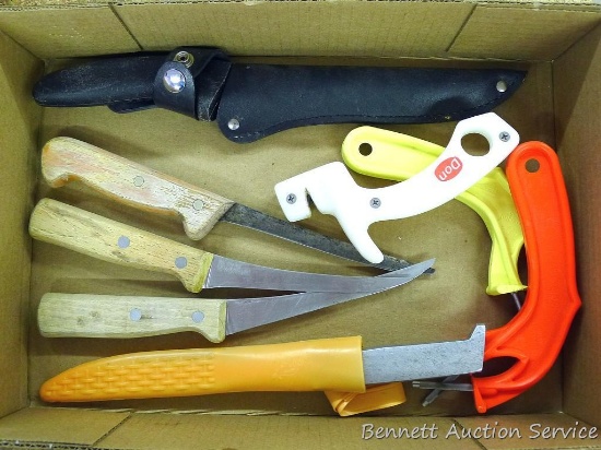 One Chicago Cutlery knife 11-1/4" with sheath; 3 wooden handled knives; one all steel knife; plastic