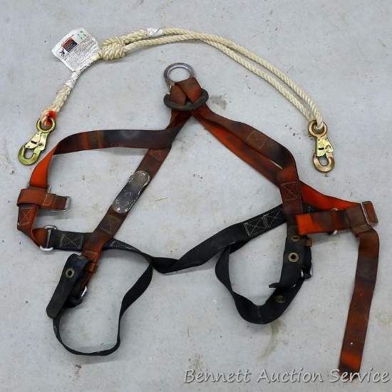Construction safety harness and safety harness rope with hooks on each end.