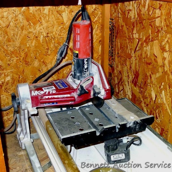 MK770 Diamond tile saw incl extra blade, knee pads, more. Tile cutter runs.