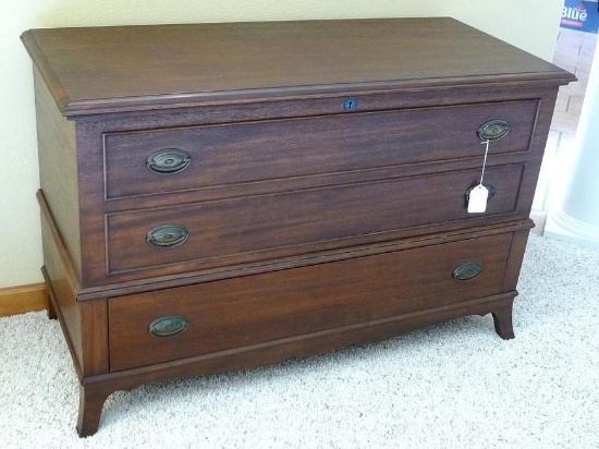 Antique Lane cedar chest is in very good condition. Top lifts and it has a dovetailed cedar bottom