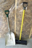 Fiberglass handled snow shovel with 22