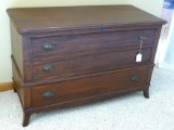 Antique Lane cedar chest is in very good condition. Top lifts and it has a dovetailed cedar bottom