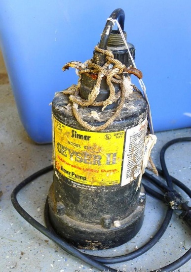Simer Geyser II submersible utility pump, seller says it runs. Model 2305. Pump is suitable for