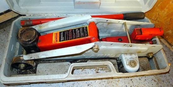 Rolling Larin floor jack comes with handle and case. Approx 19" long overall.