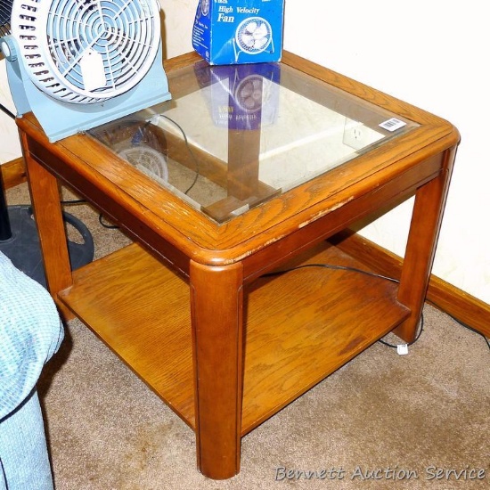 Nice end table with glass insert measures 2' x 2' x 20" high. Matches 899.