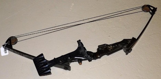 Indian 231 Stalker compound bow 45-55 pound draw, 30" draw length. Comes with quiver.