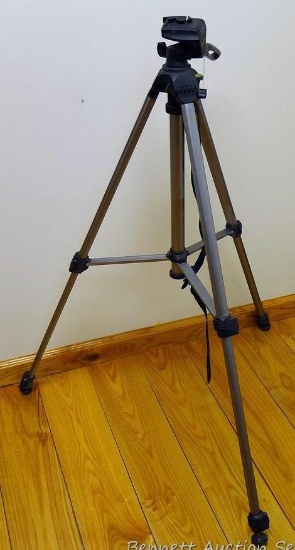 Vanguard VT-421 adjustable tripod is in very good condition.