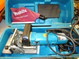 Makita plate joiner with dust bag and case. Joiner runs and is model No 3901.